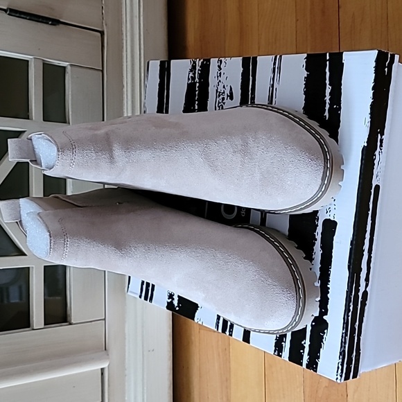 Dolce Vita Lug Sole Chelsea Boot, New In Box, Size 9.5 Color: Camel - Picture 2 of 15